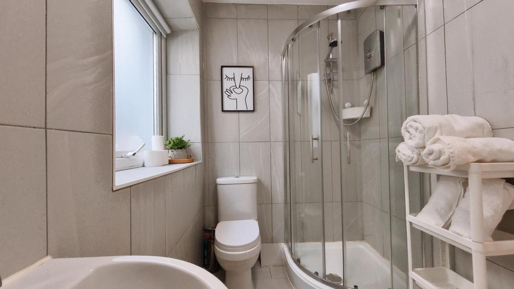 Chic Jewellery Quarter With Free Wifi, Parking And Keyless Access, 4 Beds Birmingham