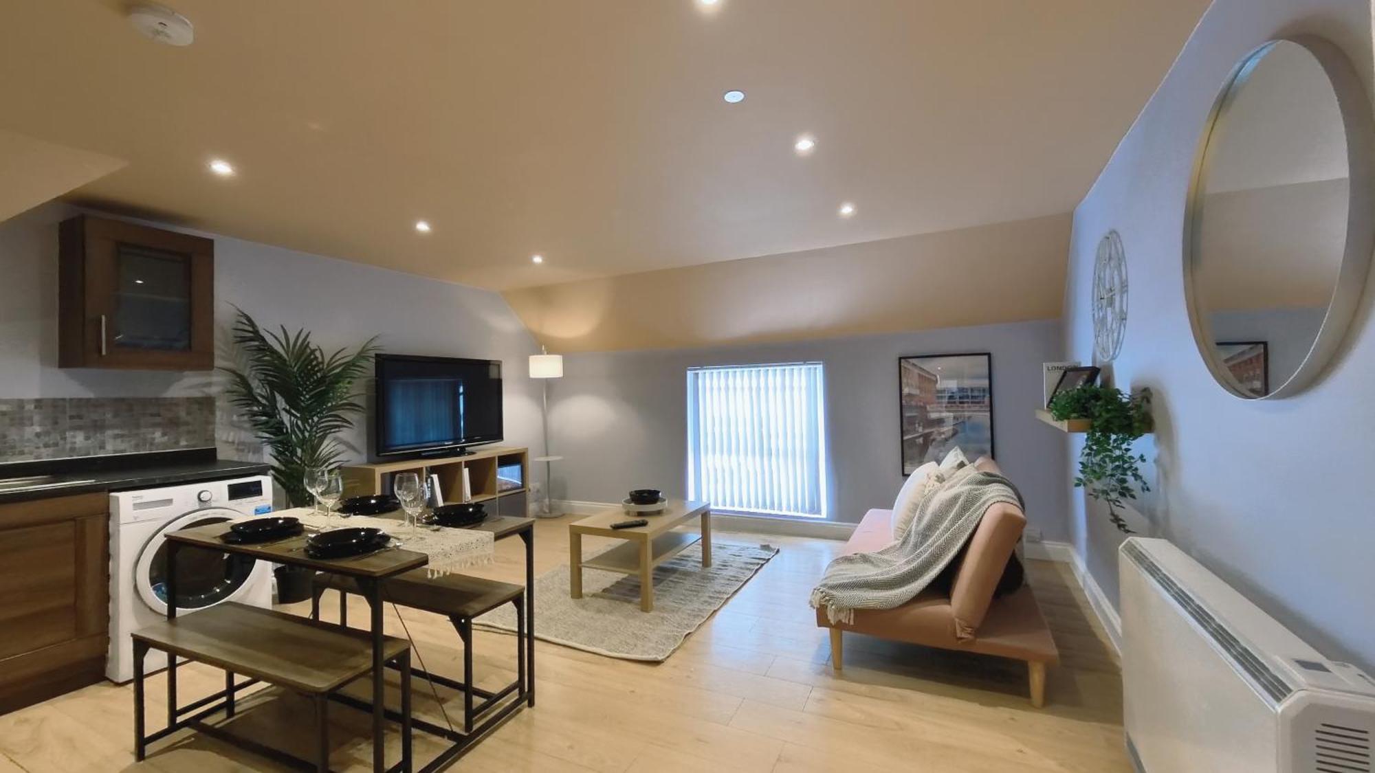 Chic Jewellery Quarter With Free Wifi, Parking And Keyless Access, 4 Beds Birmingham