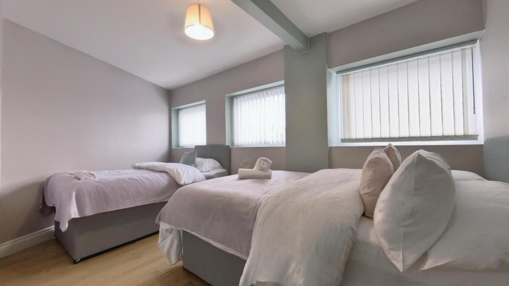 Chic Jewellery Quarter With Free Wifi, Parking And Keyless Access, 4 Beds Apartment *