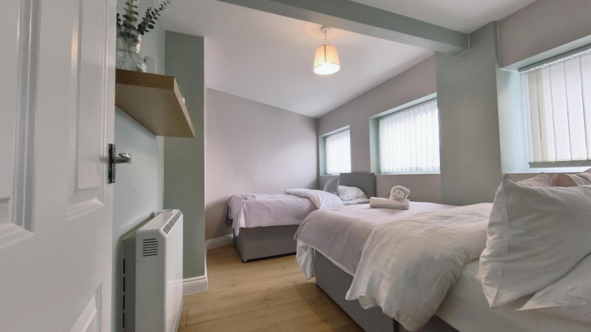 Chic Jewellery Quarter With Free Wifi, Parking And Keyless Access, 4 Beds Apartment