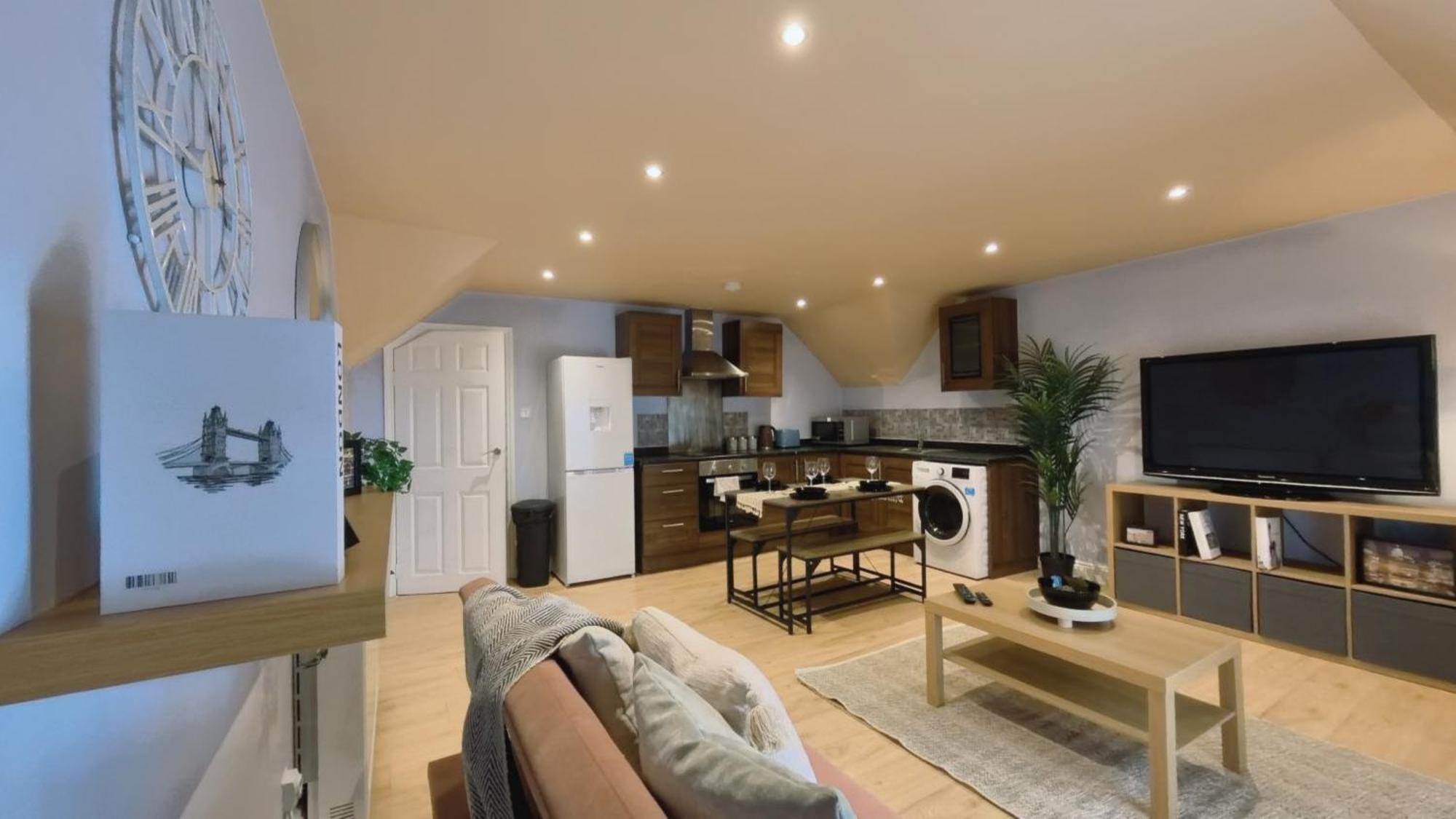 Chic Jewellery Quarter With Free Wifi, Parking And Keyless Access, 4 Beds Apartment *