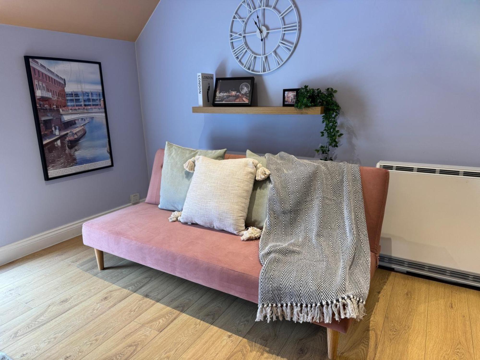 Chic Jewellery Quarter With Free Wifi, Parking And Keyless Access, 4 Beds Apartment Birmingham